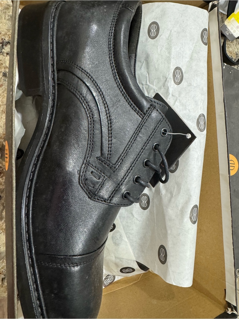 Bill Blass "Ethan" dress shoes featuring a classic lace-up (CL-4)